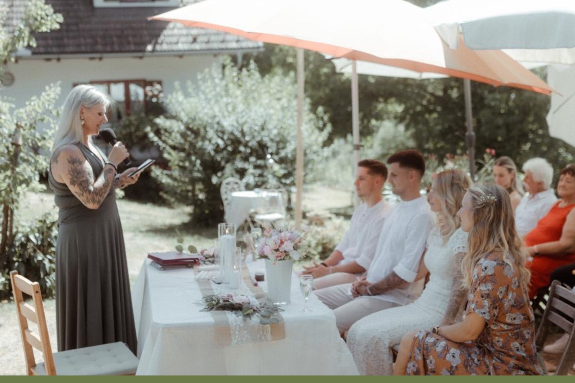 Hochzeitsgäste lauschen der freien Rednerin Heike Schönbacher, Traurednerin im Bioweingut Otto Knaus Südsteiermark 
