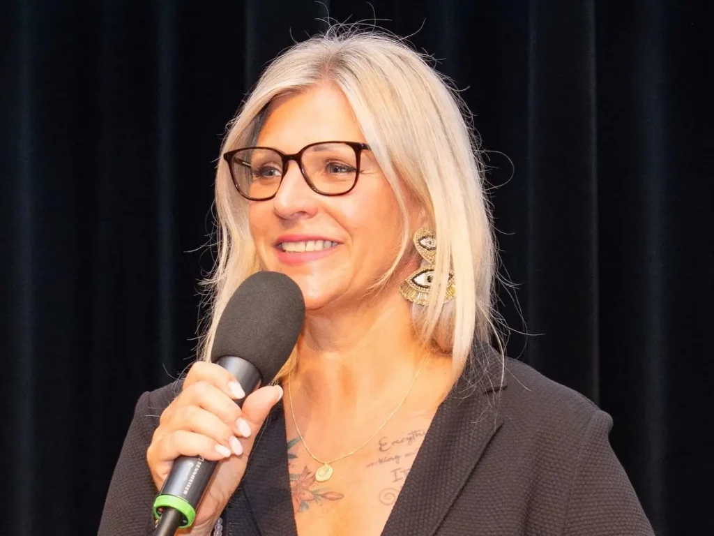 Heike Schönbacher mit Mikrofon beim Tag der Elektrotechnik in der Steinhalle in Lannach bei Graz