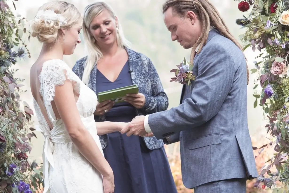 Freie Trauung von Brittany und Kevin in Hallstatt mit Heike Schönbacher als Traurednerin im Blumengarten