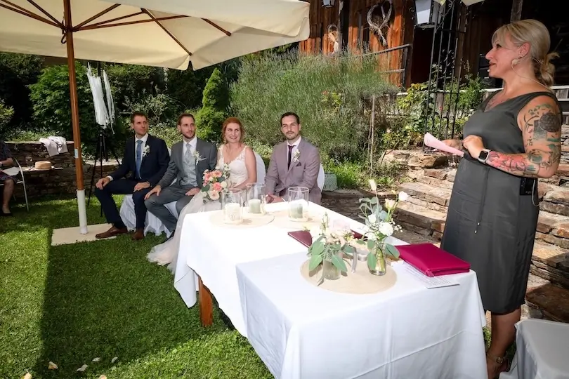 Heike Schönbacher im Garten des Lässerhof in Stattegg bei der freien Trauung von Lisa und Patrick