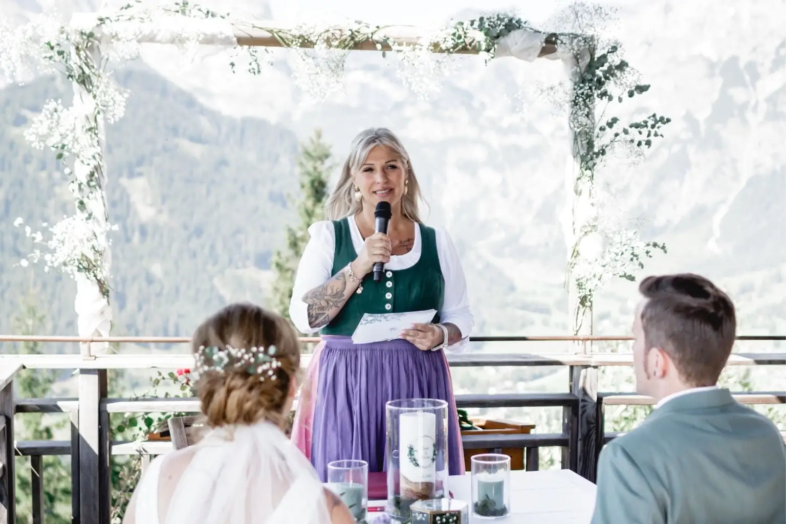 Freie Trauung in Werfenweng mit Traurednerin Heike Schönbacher im Dirndl vor Bergkulisse