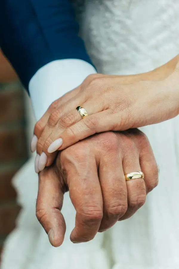 Freie Trauung Ablauf Zeremonie Hände Mann und Frau mit goldenen Ringen