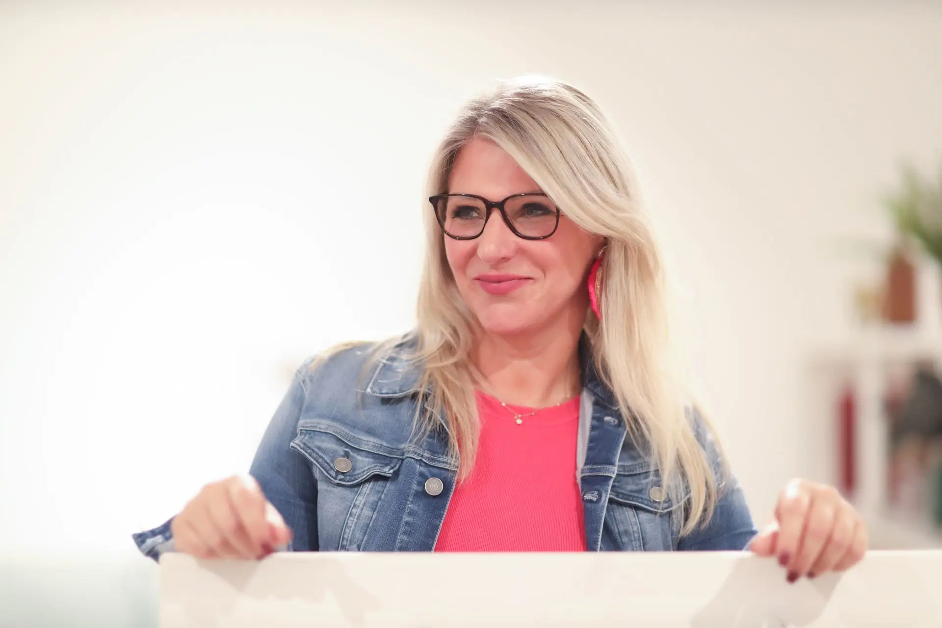 Rednerin für freie Taufe Graz Heike Schönbauer Profilbild lächelnd hinter halbhoher weißer Kommode