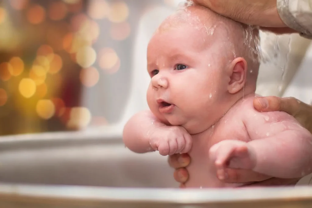 Freie Taufe Baby in Großaufnahme im Taufwasser beim Namensfest