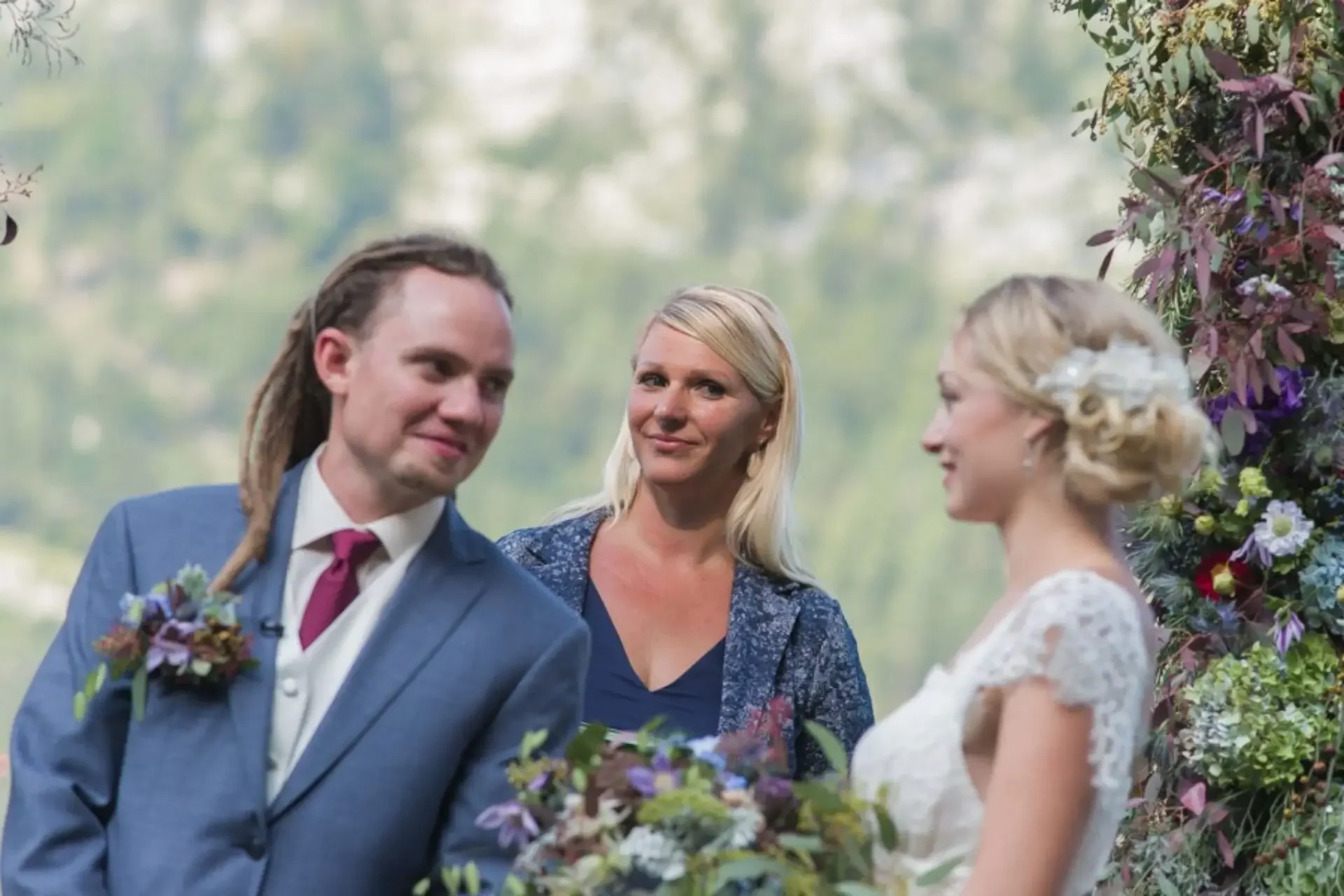 Freie Trauung von Brittany und Kevin in Hallstatt mit Heike Schönbacher als Traurednerin im Blumengarten