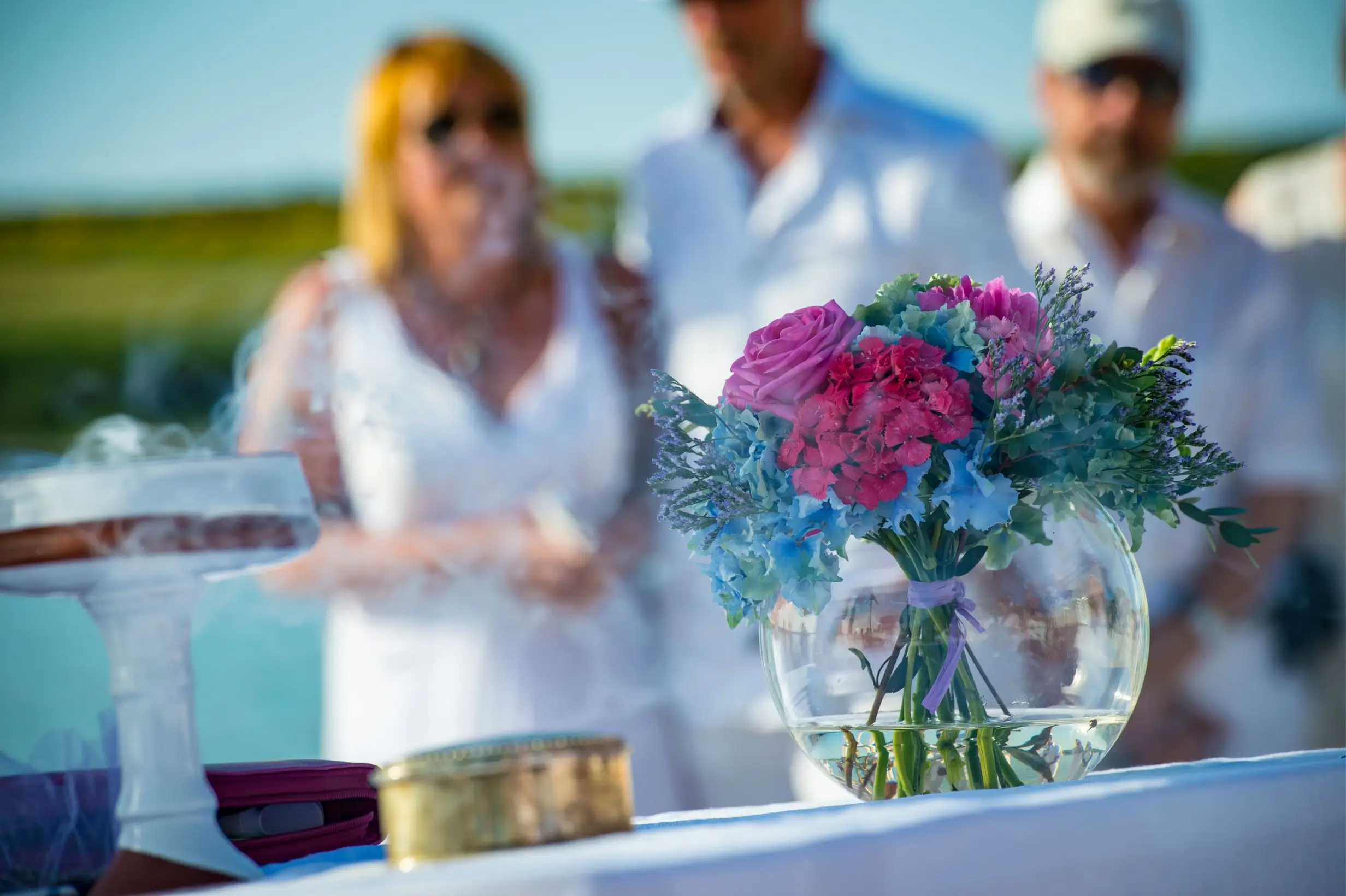 Hochzeitsgäste lauschen der freien Rednerin Heike Schönbacher, Traurednerin im Bioweingut Otto Knaus Südsteiermark