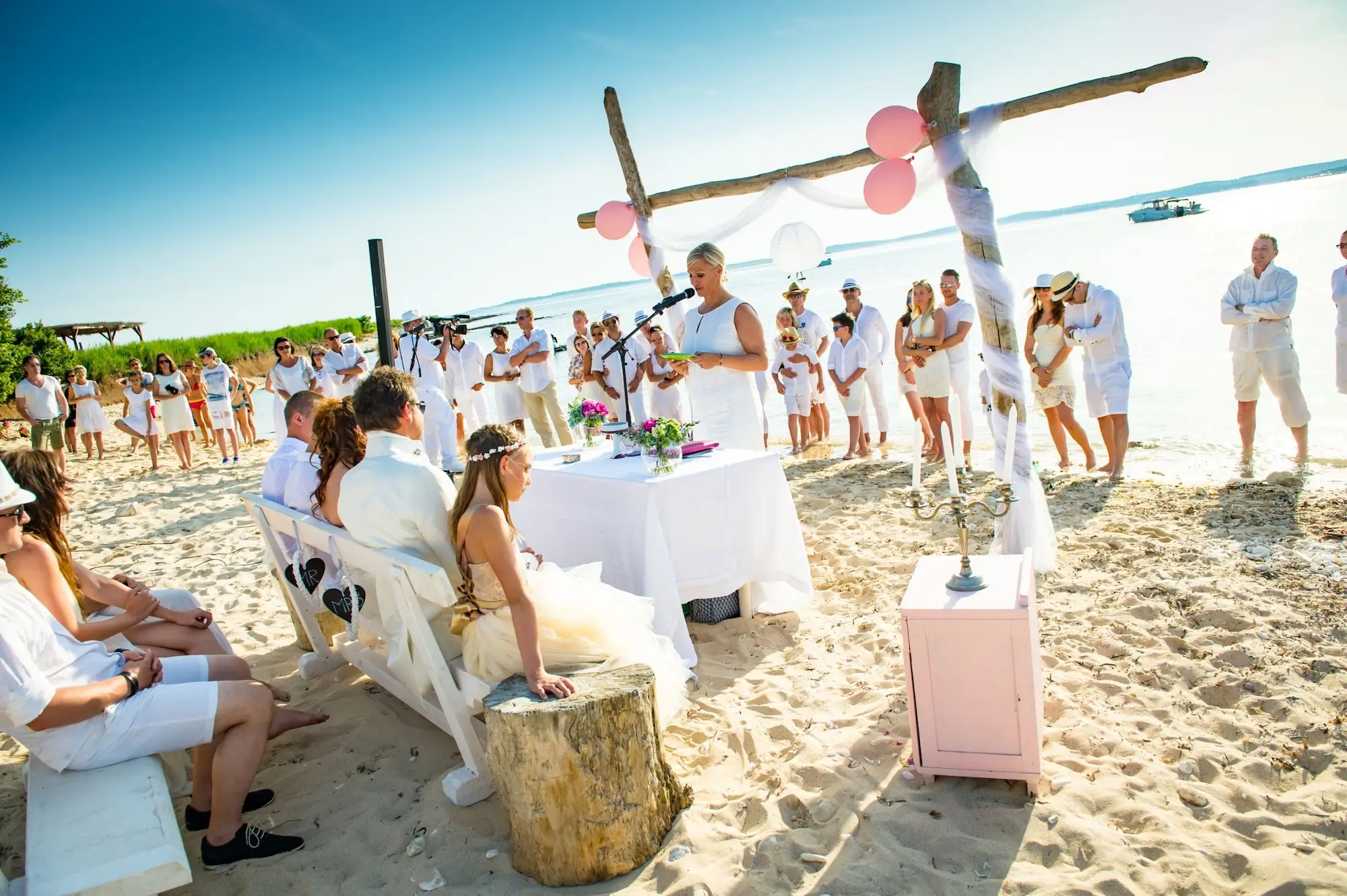 Hochzeitsgäste lauschen der freien Rednerin Heike Schönbacher, Traurednerin im Bioweingut Otto Knaus Südsteiermark