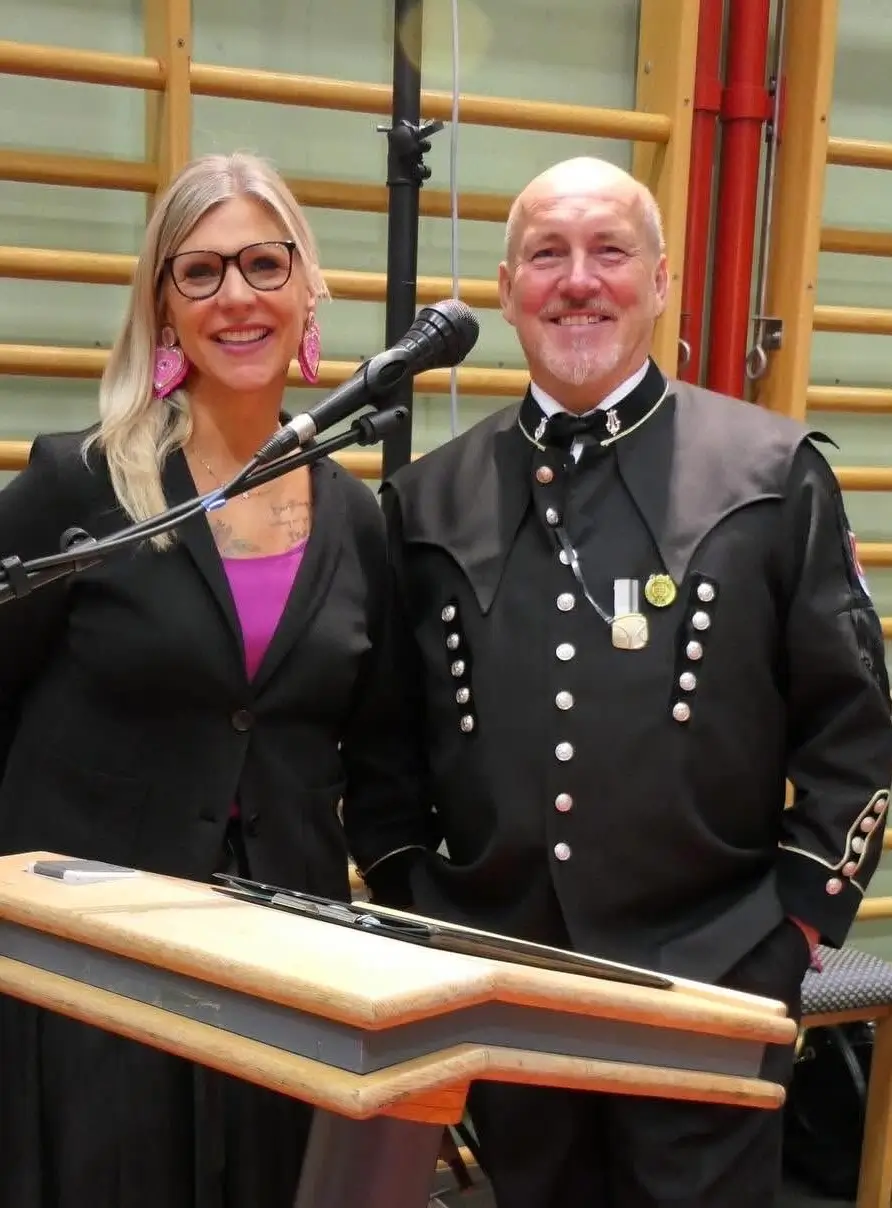 Heike Schönbacher neben einem Mann vor dem Mikrofon beim Konzert