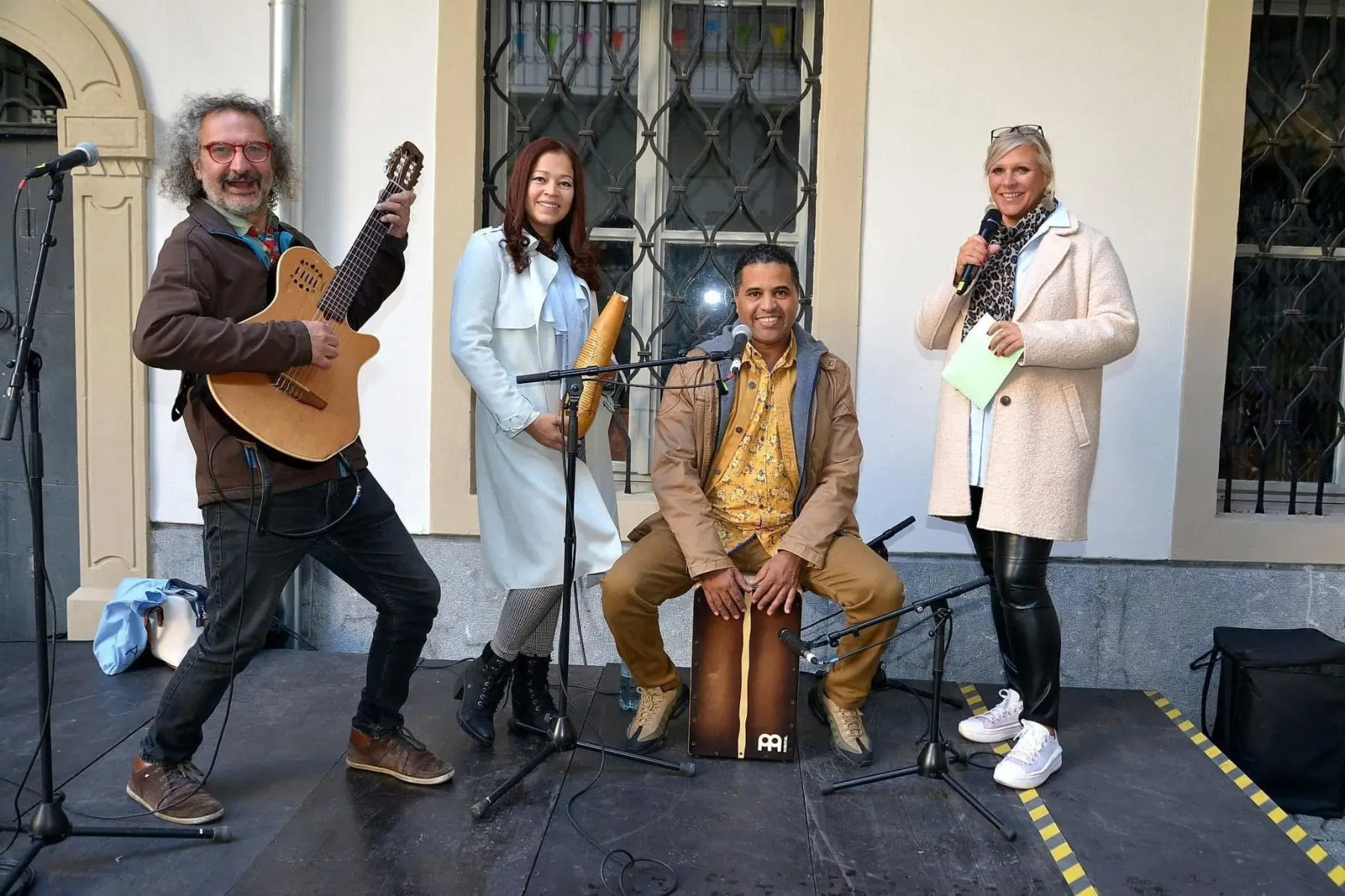 Band auf Straßenbühne neben Heike Schönbacher, die das Sprachenfest in Graz moderiert