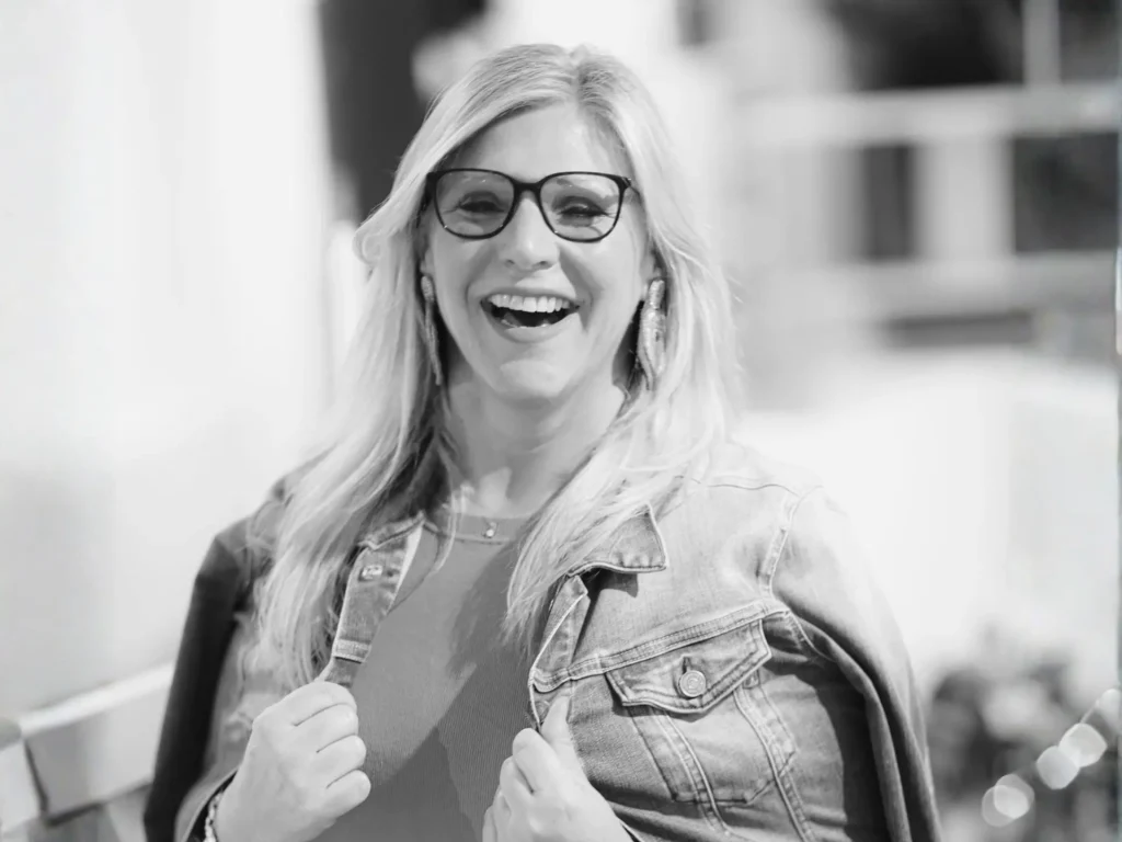 Heike Schönbacher Profil mit Jeansjacke lachend bei Moderation in Graz schwarz-weiß