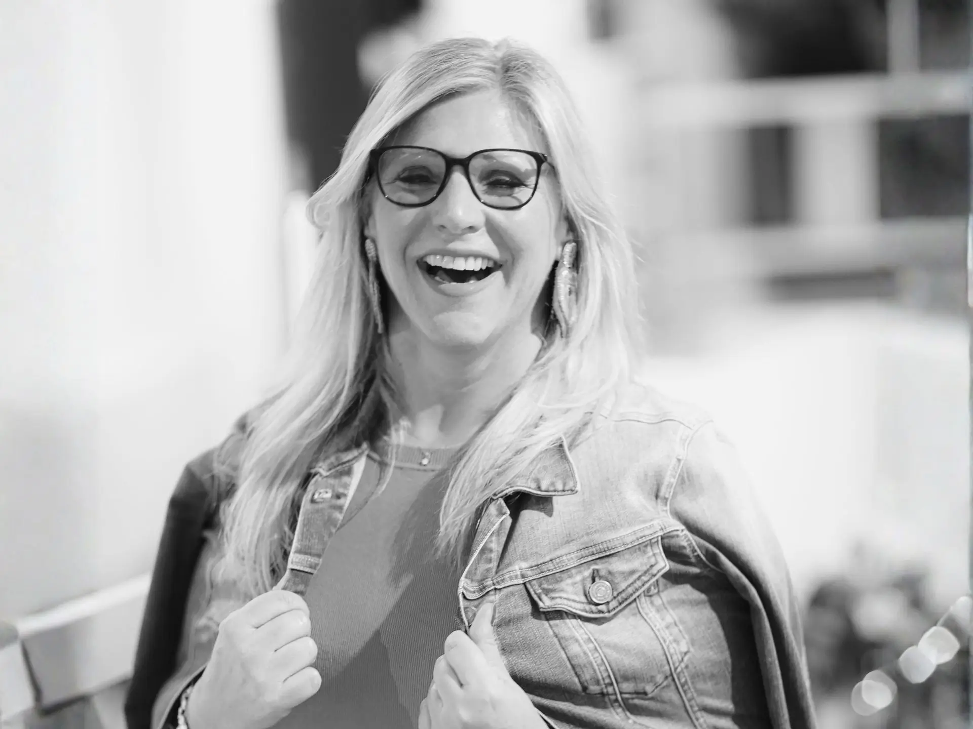 Heike Schönbacher Profil mit Jeansjacke lachend bei Moderation in Graz schwarz-weiß