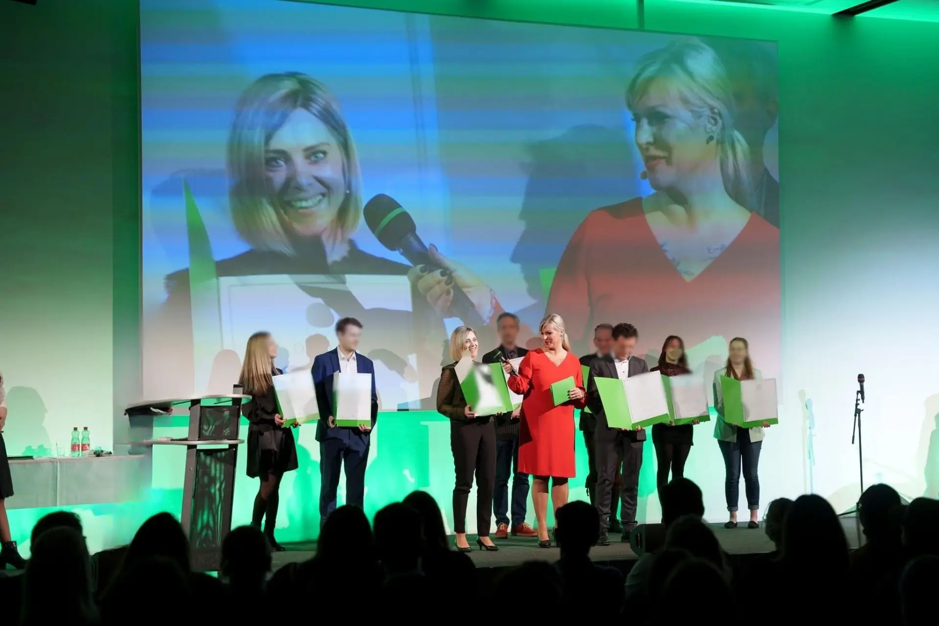 Diplomverleihung Graz: Bühne und große Leinwand mit Moderatorin für besondere Momente des Lebens, Heike Schönbacher