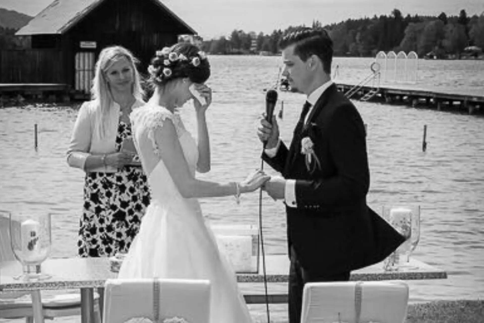 Hochzeitsgäste lauschen der freien Rednerin Heike Schönbacher, Traurednerin im Bioweingut Otto Knaus Südsteiermark