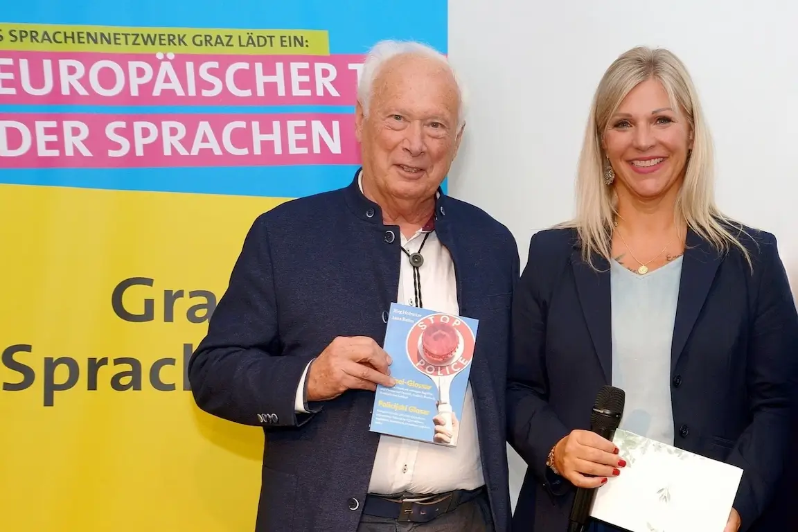 Heike Schönbacher als Moderatorin auf der Bühne mit Honorarkonsul Jörg Hofreiter beim Sprachenfest Graz 