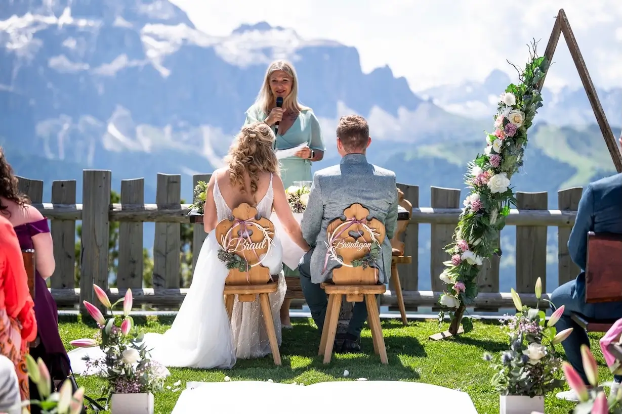 Bergpanorama mit Brautpaar und Rednerin Heike Schönbacher bei freier Trauung