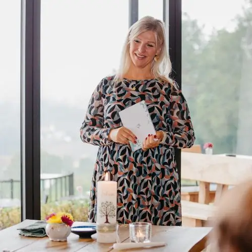 Heike Schönbacher blickt herzlich auf das Taufkind vor sich