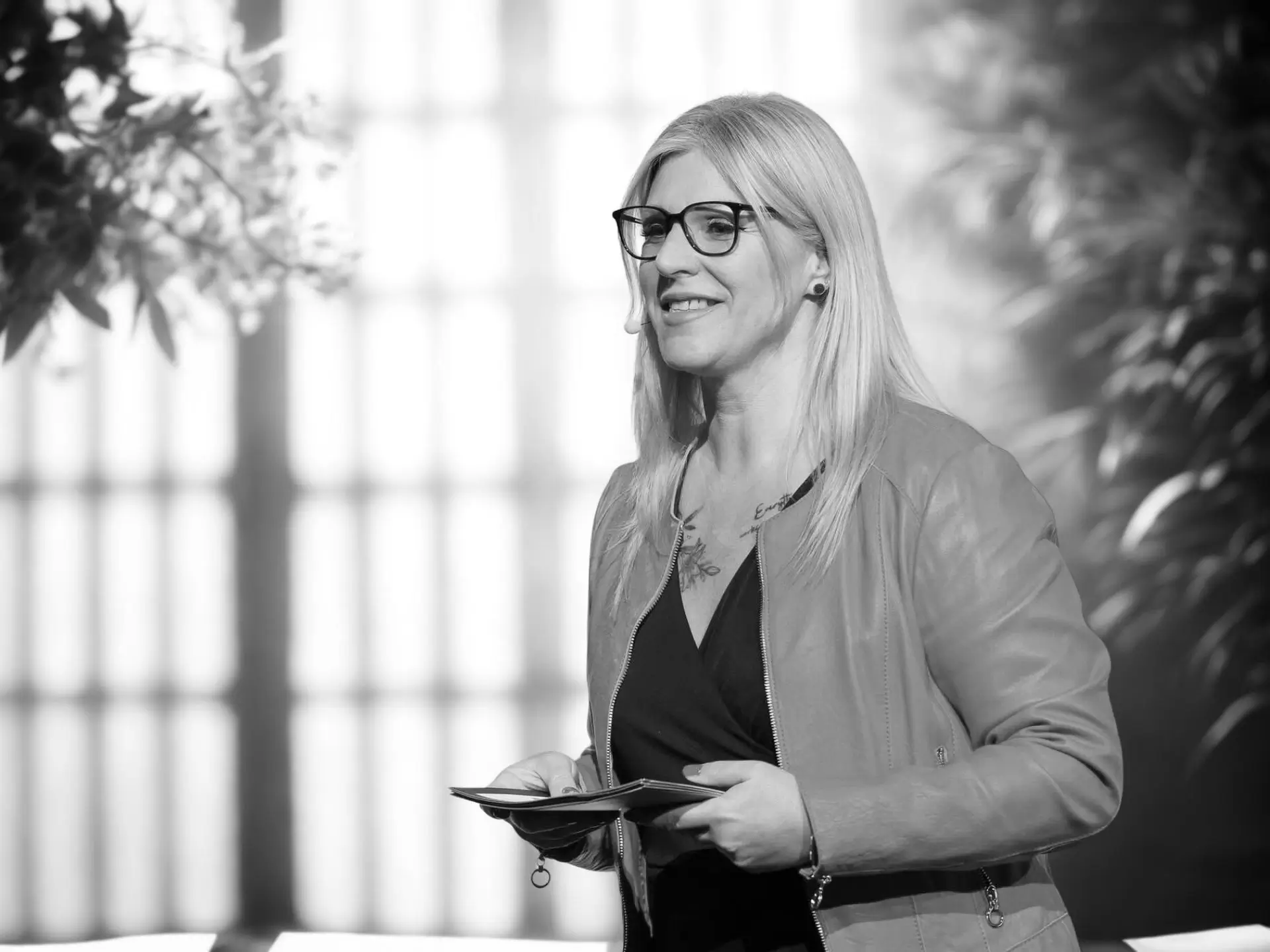 Trauerrednerin Heike Schönbacher bei der Rede mit Notizen in der Hand